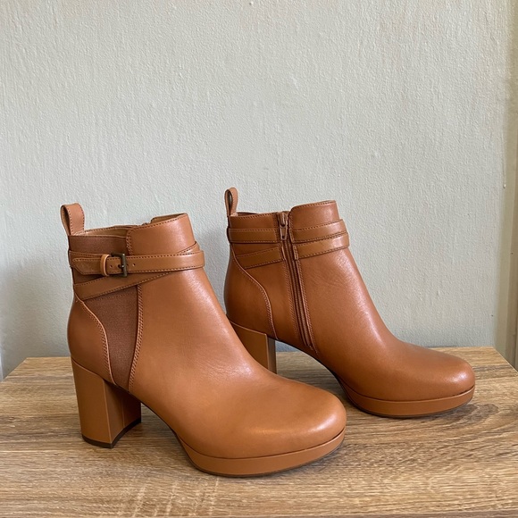 Vionic Nella Ankle Boots - 9 - Picture 3 of 11